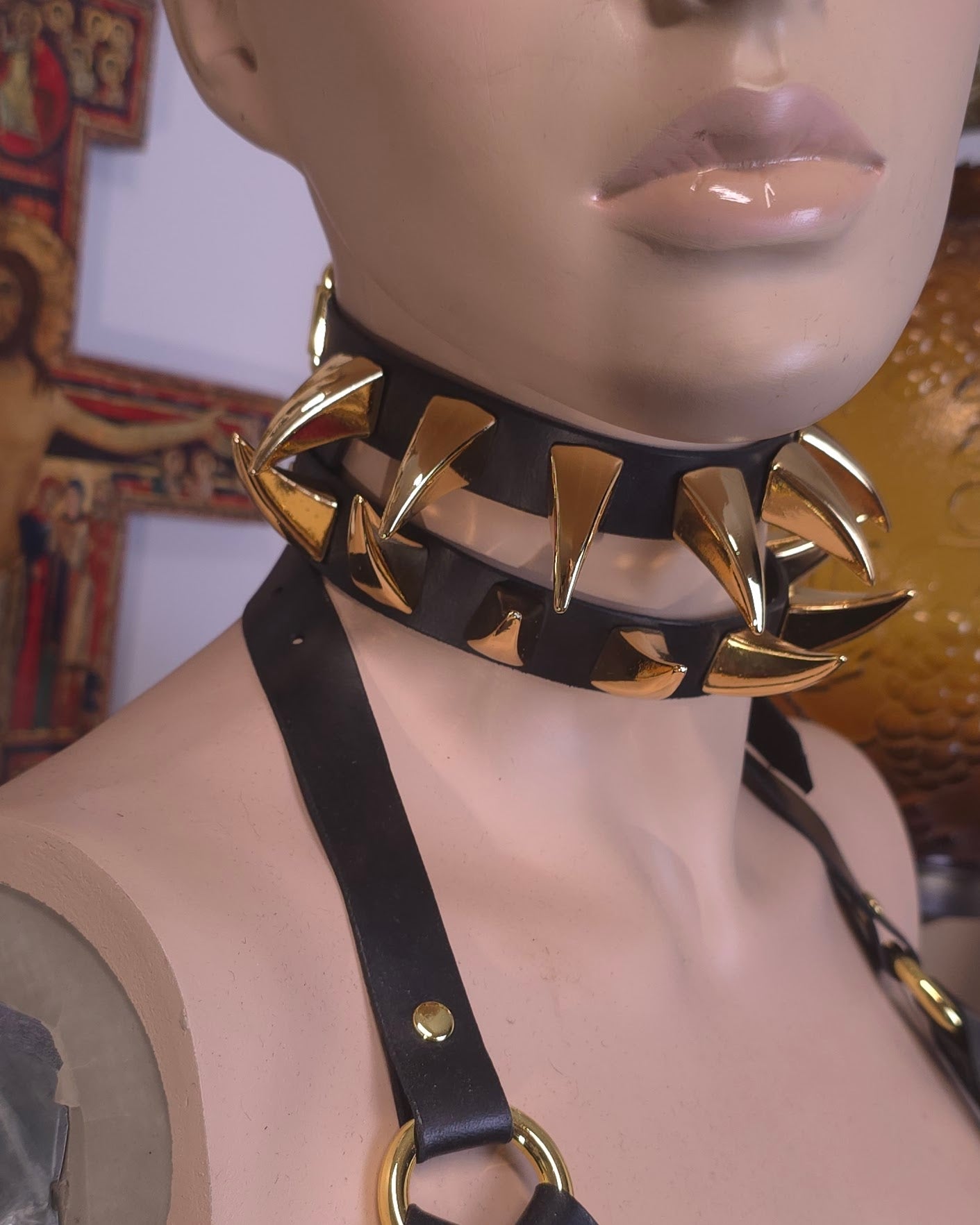 mannequin wearing black leather with golden spike collar