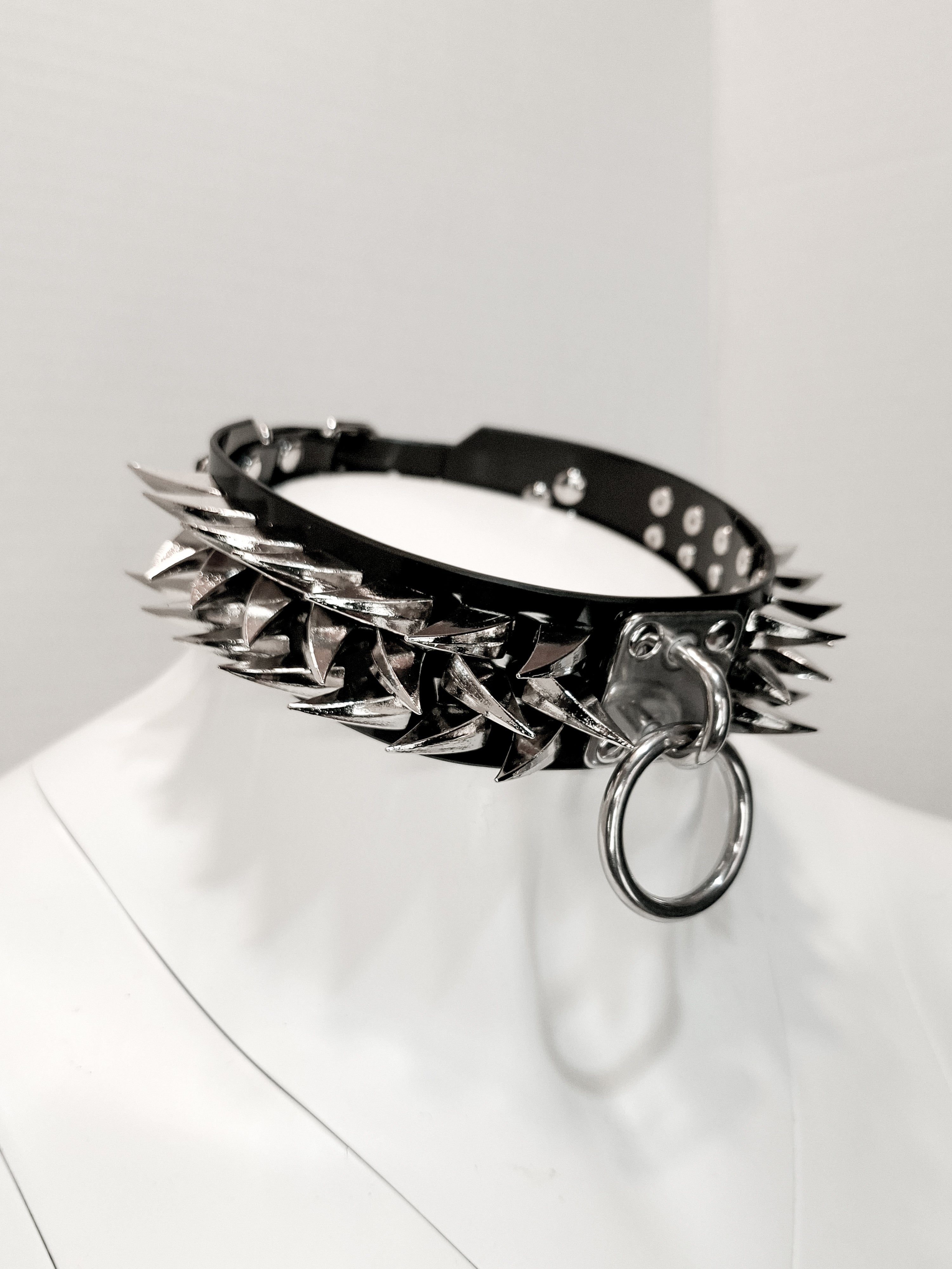HELHEIM Vinyl Collar With Claw Spikes