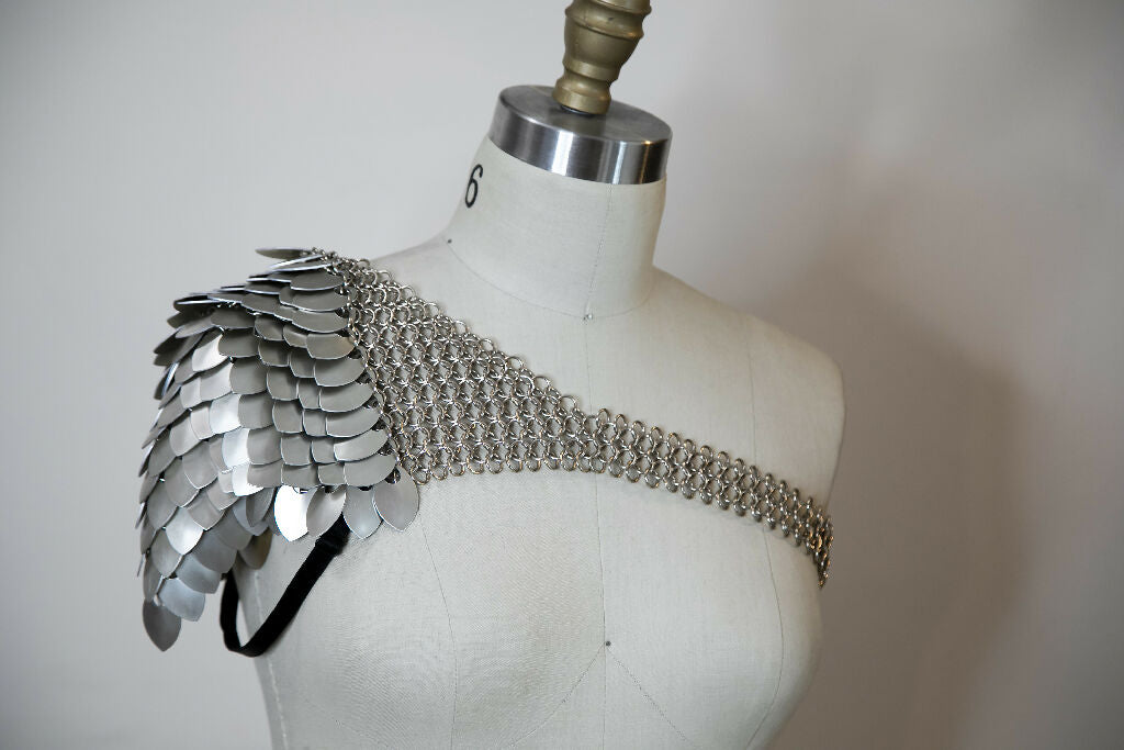 ASYMMETRIC SCALEMAIL PAULDRON SHOULDER ARMOR