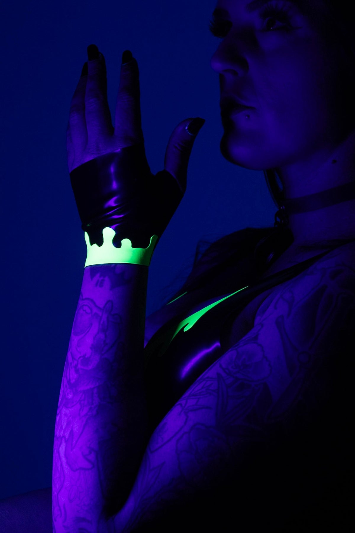 Latex UV reactive gloves