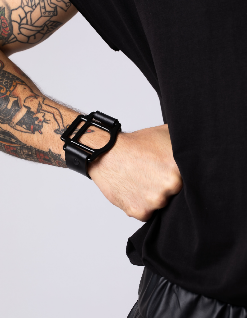 PHENOMENON_wristband_black_leather_perlensau2 NJAL
