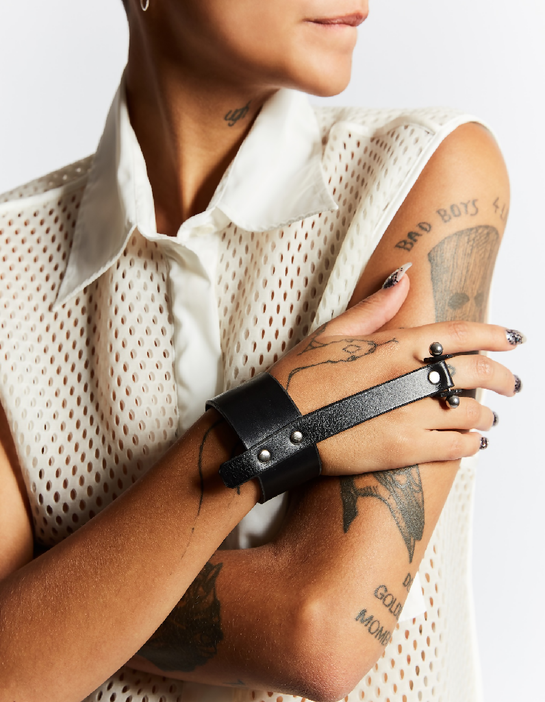 line_handpiece2_perlensau_black_leather NJAL