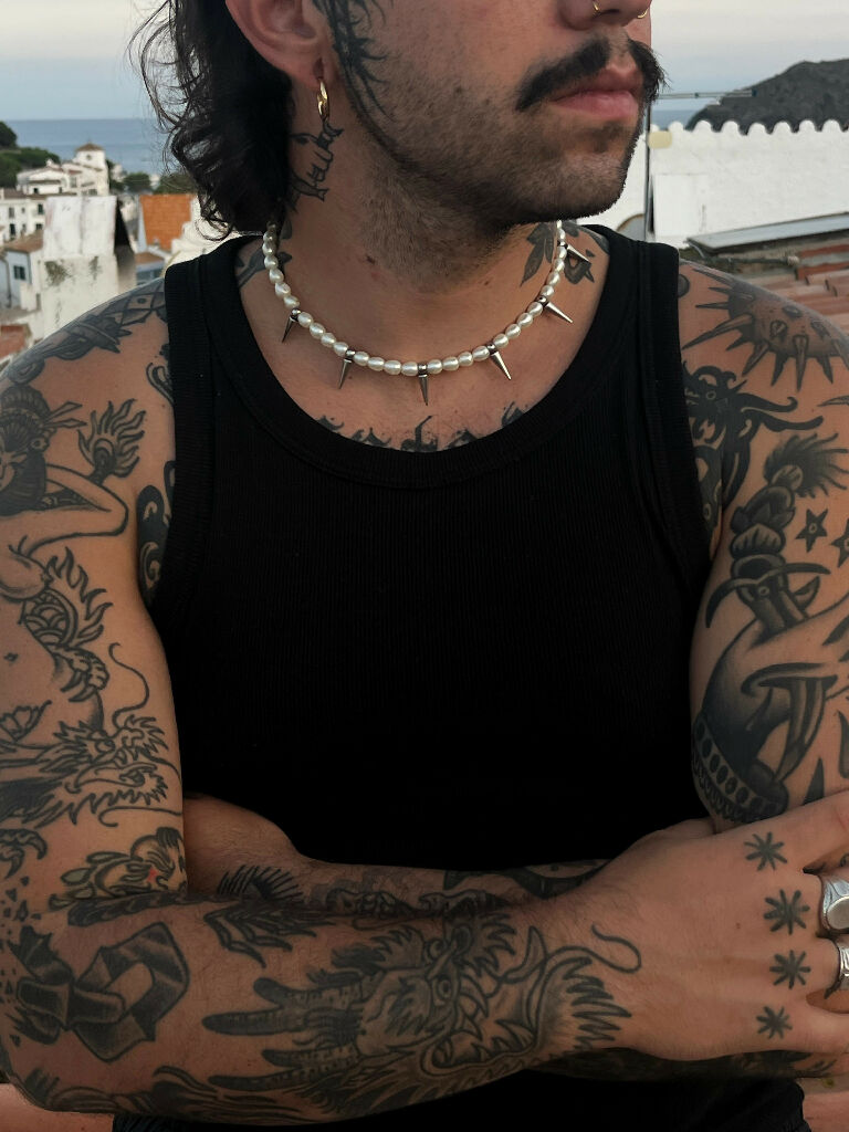 Grunge pearls necklace