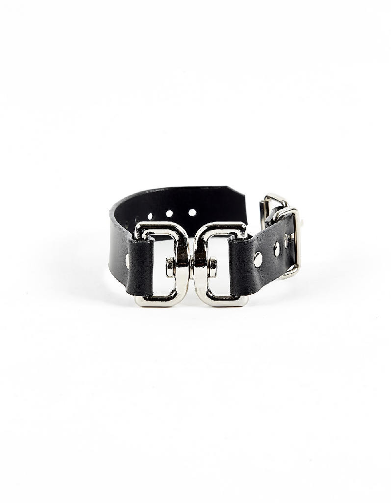 Courtesan_wristband_perlensau_black_leather2 NJAL