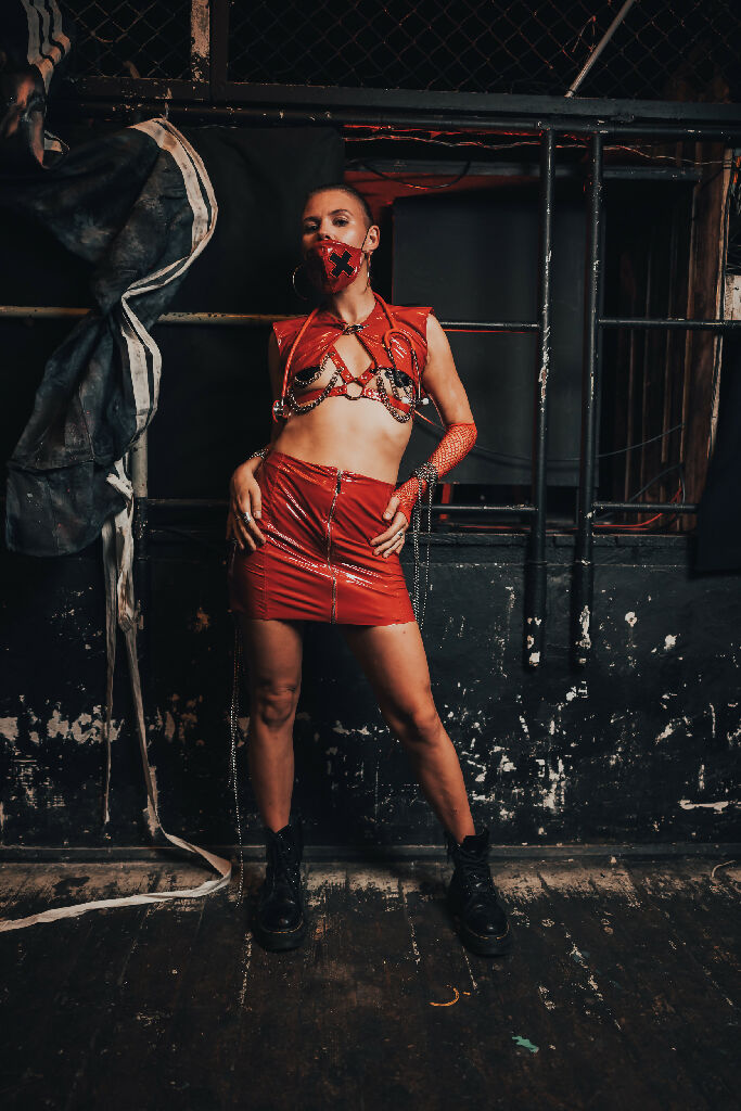 stanik_uprzaz_z_lancuchami_lateksowy_z_lacku_bdsm_fetish_czerwony_lifestyle