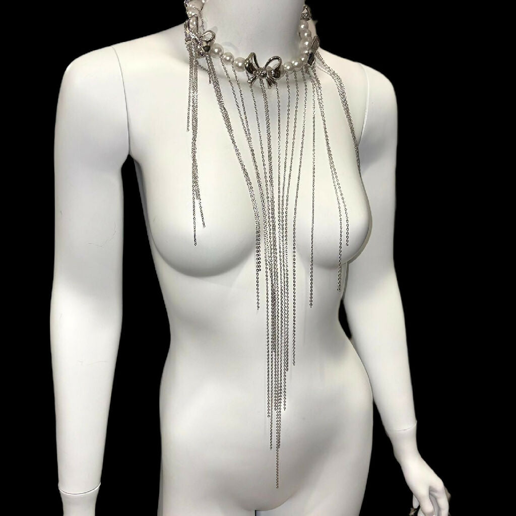Lashed in love pearls necklace