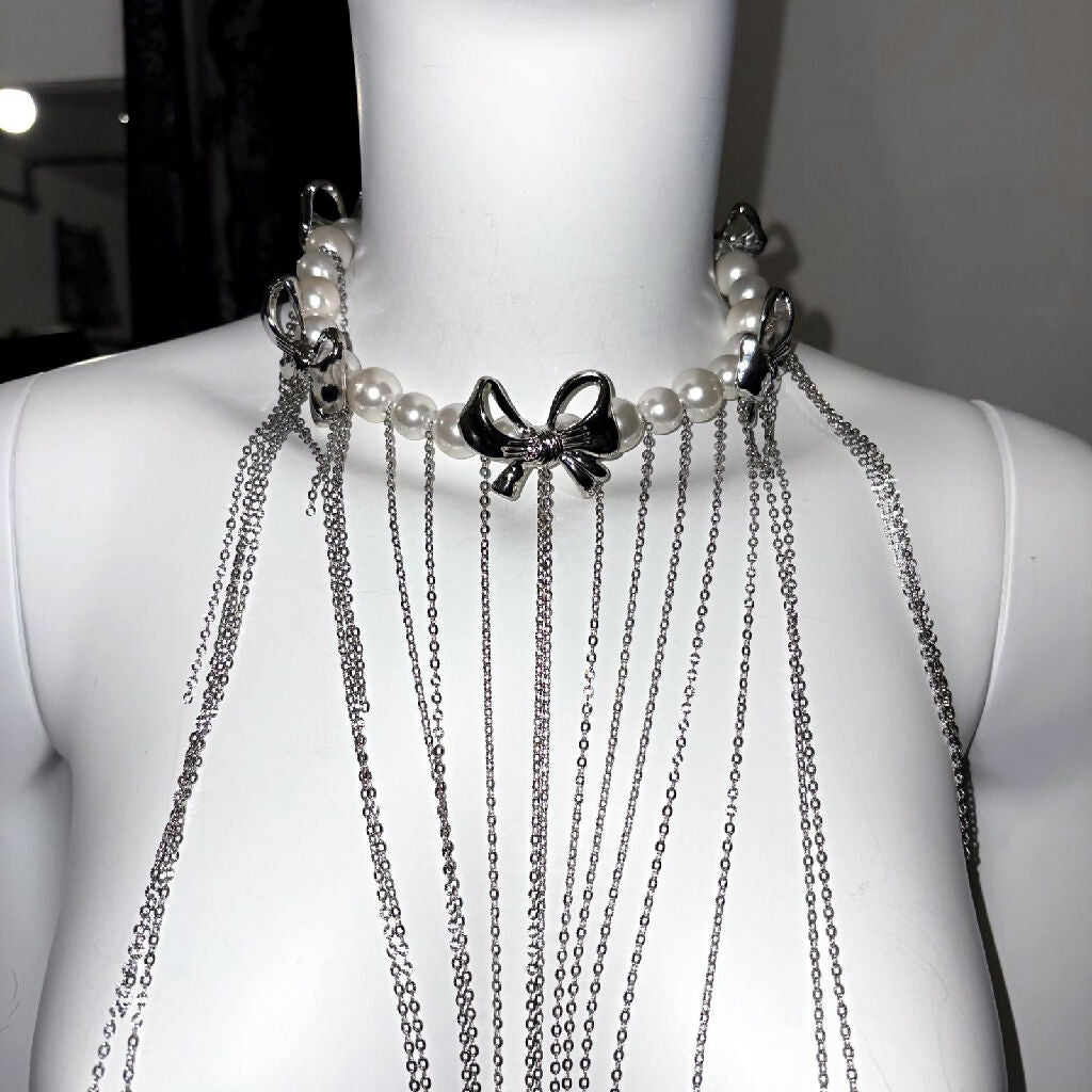 Lashed in love pearls necklace