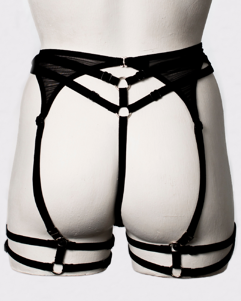 black-garter-belt-with-leg-straps-ishtar-iona-smith-scott-4x5