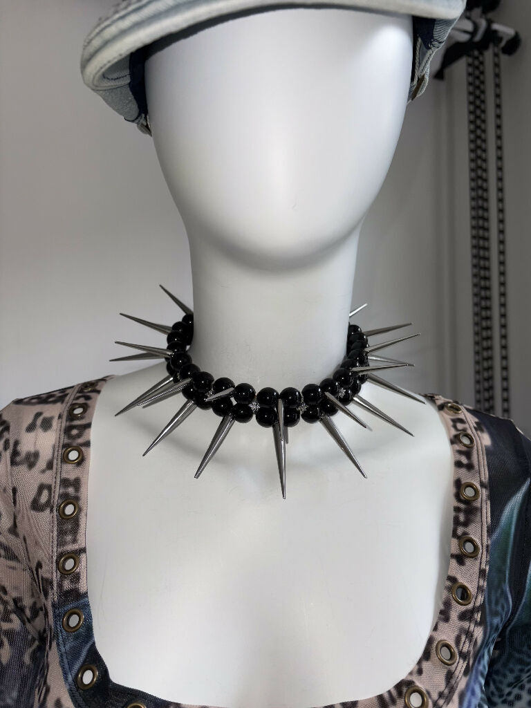Nocturne Fang long spikes choker