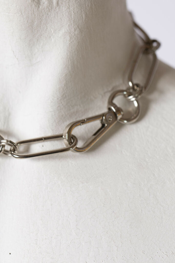 hand-linked-chain-choker-pluto-ecommerce-iona-smith-scott-closeup