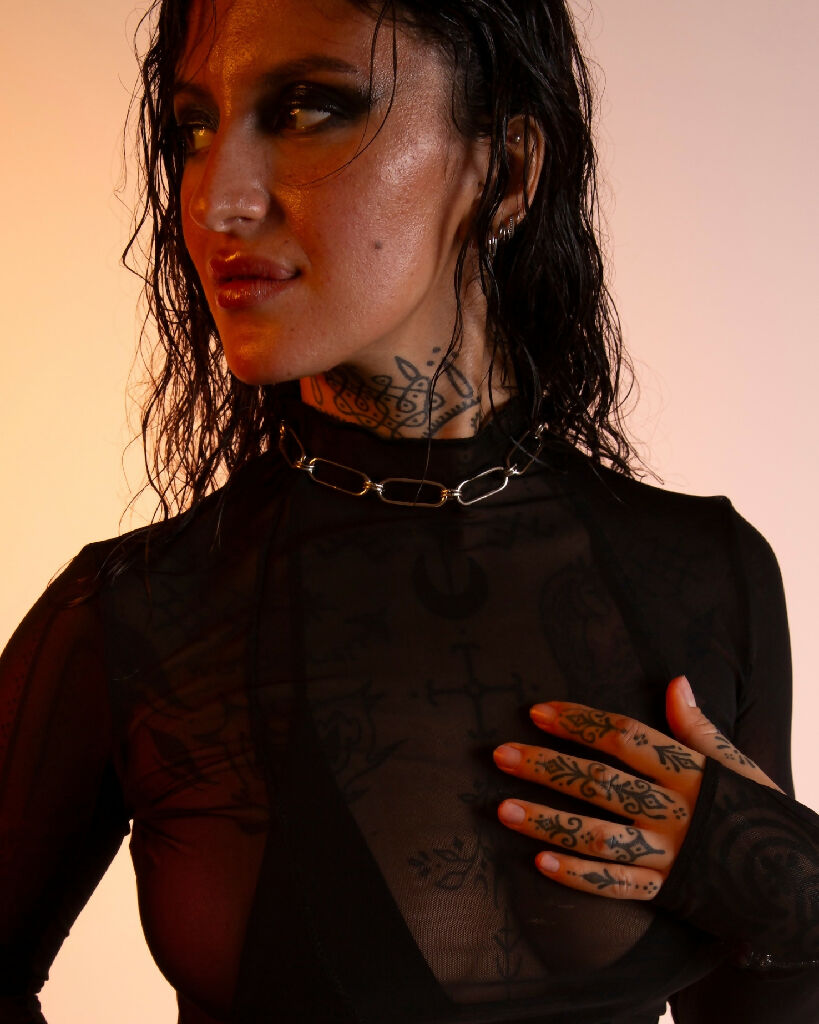 hand-linked-chain-choker-pluto-alejandra-iona-smith-scott-4x5-closeup