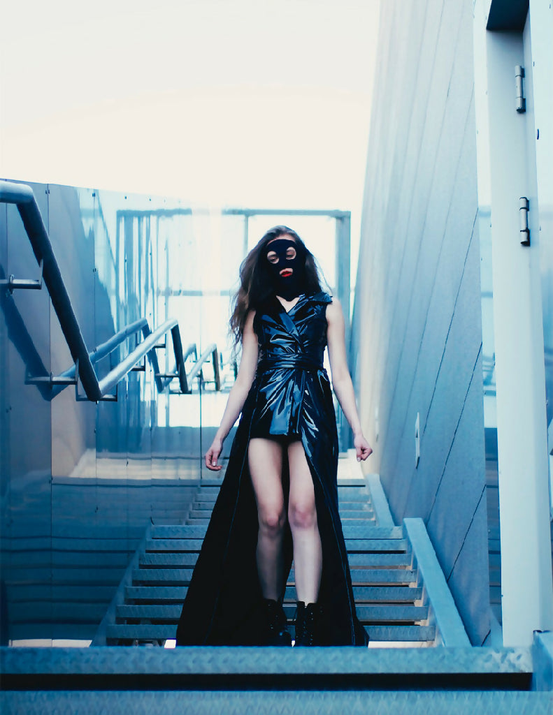 suknia_lateksowa_latex_bezrekawnik_z_lacku_dwurzedowy_fetish_bdsm_unisex_gothic_dracula_czarna_lifestyle_4