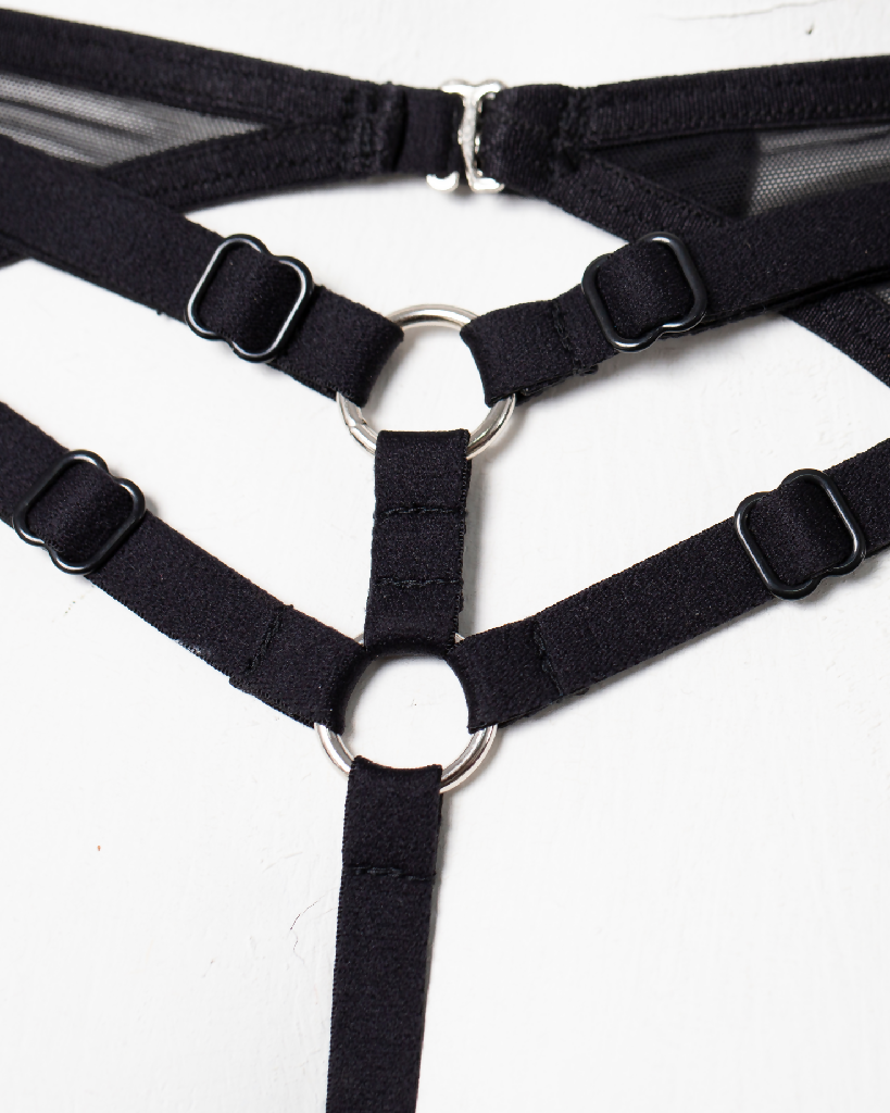 black-garter-belt-with-leg-straps-ishtar-iona-smith-scott-4x5-closeup
