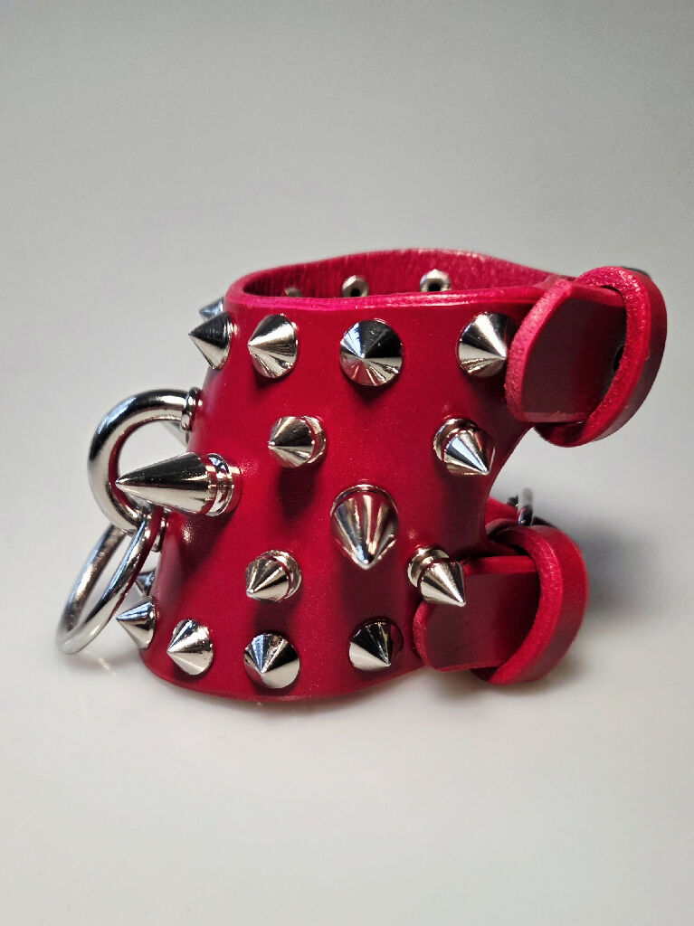 Leather spiked o-ring curved cuff