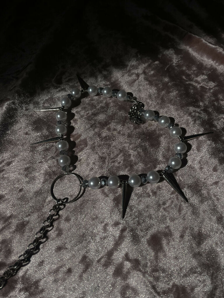 Spiked pearls necklace