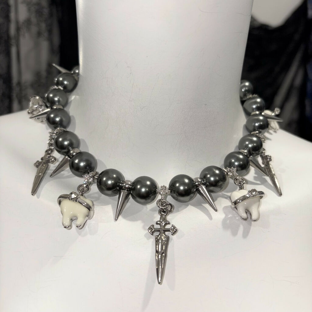 Molten Fangs grey pearls necklace