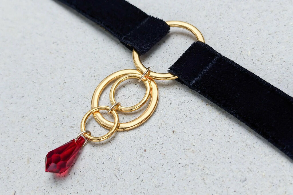 choker-with-red-crystal-close-up_gold