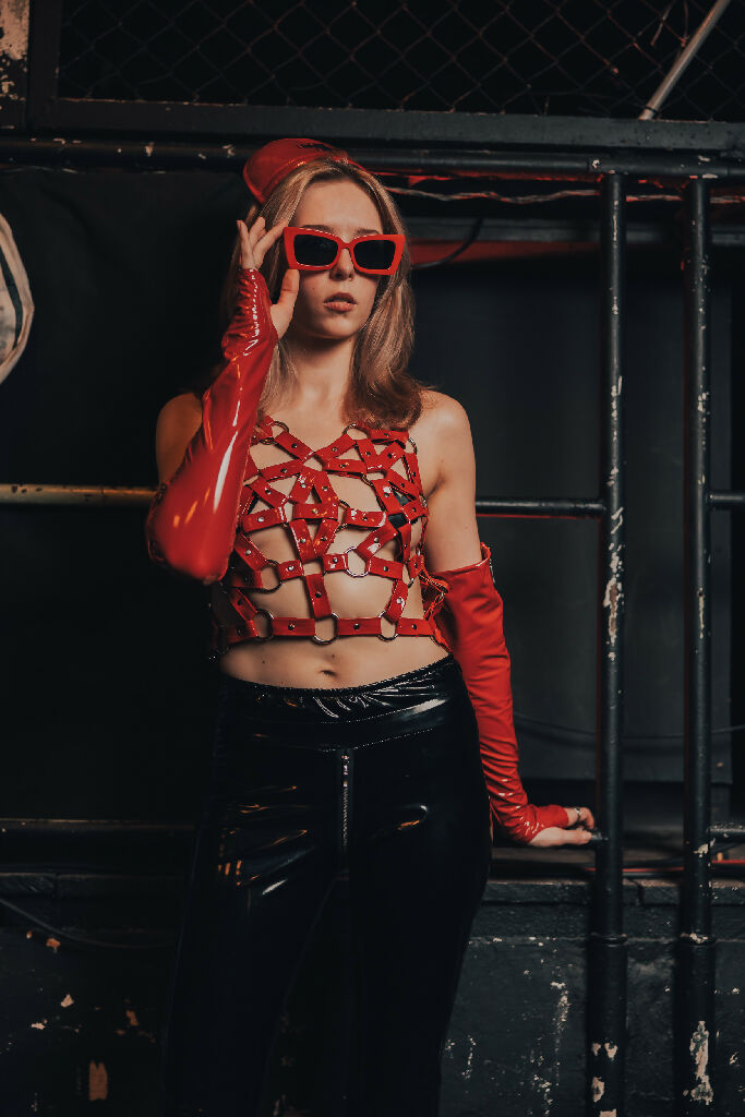 uprzaz_gorsetowa_harness_lateksowa_z_lacku_czerwona_lifestyle