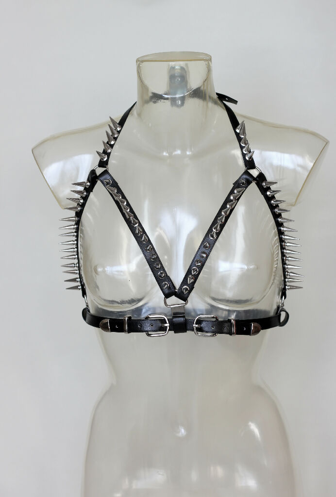 Chest harness with spikes