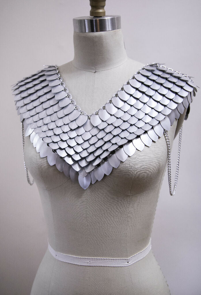 SCALEMAIL V NECK MANTLE COLLAR