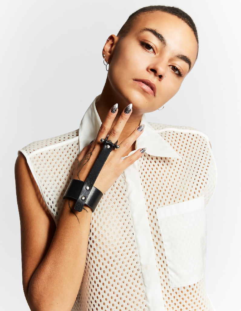 line_handpiece1_perlensau_black_leather NJAL