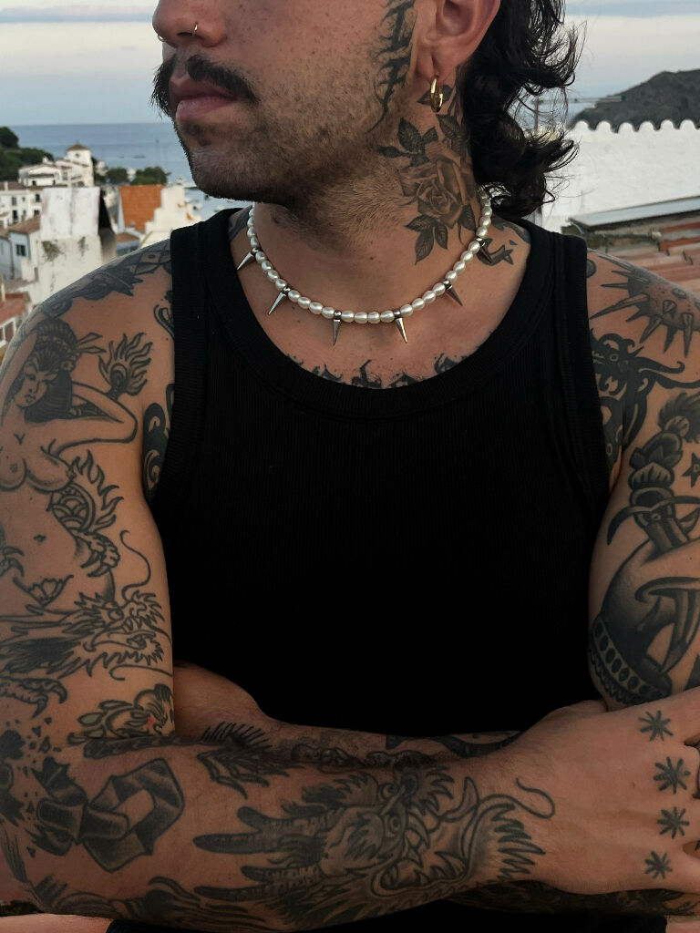 Grunge pearls necklace