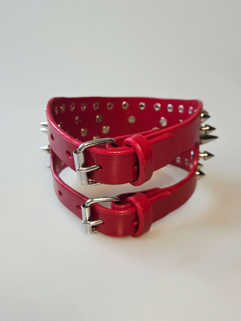 Leather heavy spiked o-ring curve collar