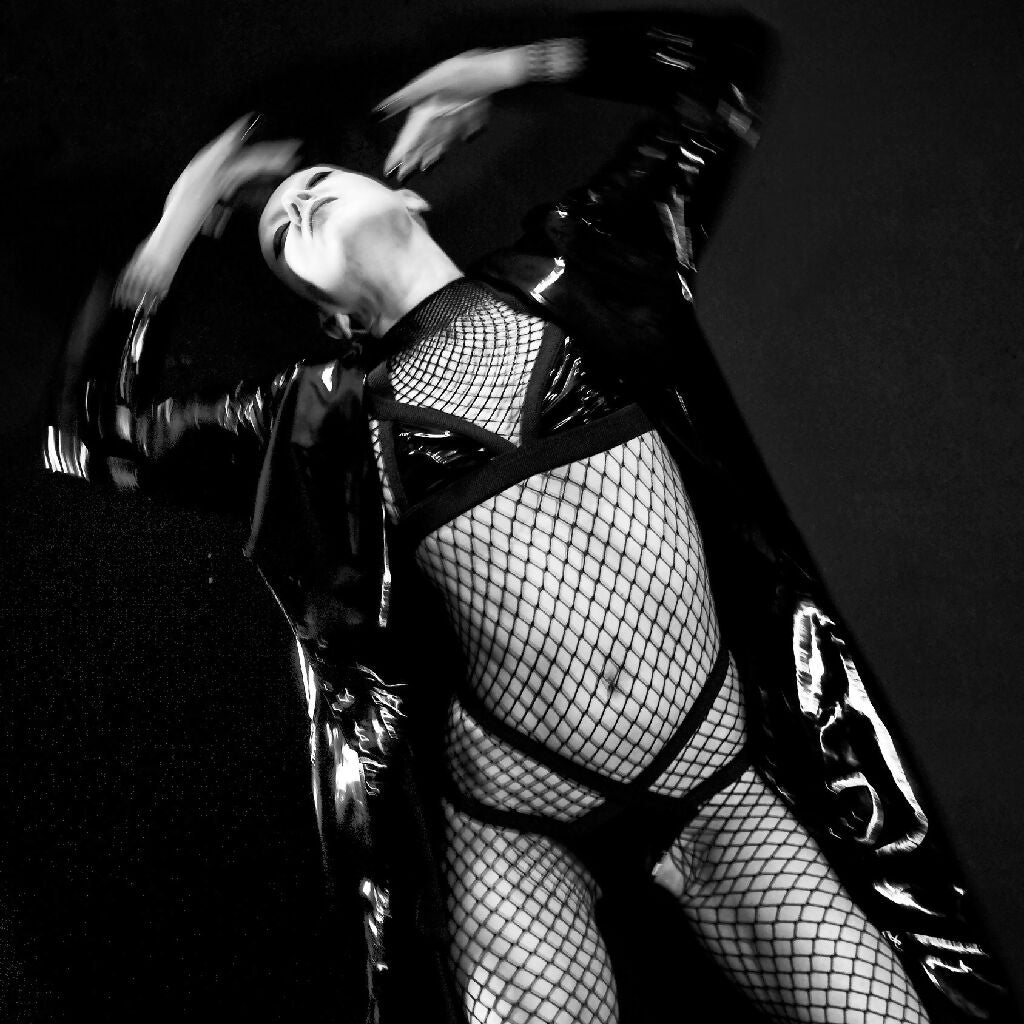 stringi_damskie_modelujace_v_gumy_z_lacku_latex_czarne_fetish_lifestyle_1