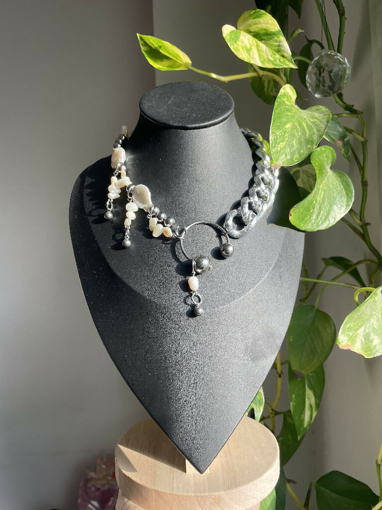 Pierced pearls necklace