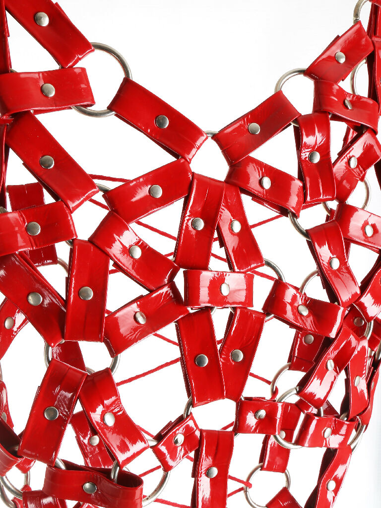 uprzaz_gorsetowa_harness_lateksowa_z_lacku_czerwona_detal