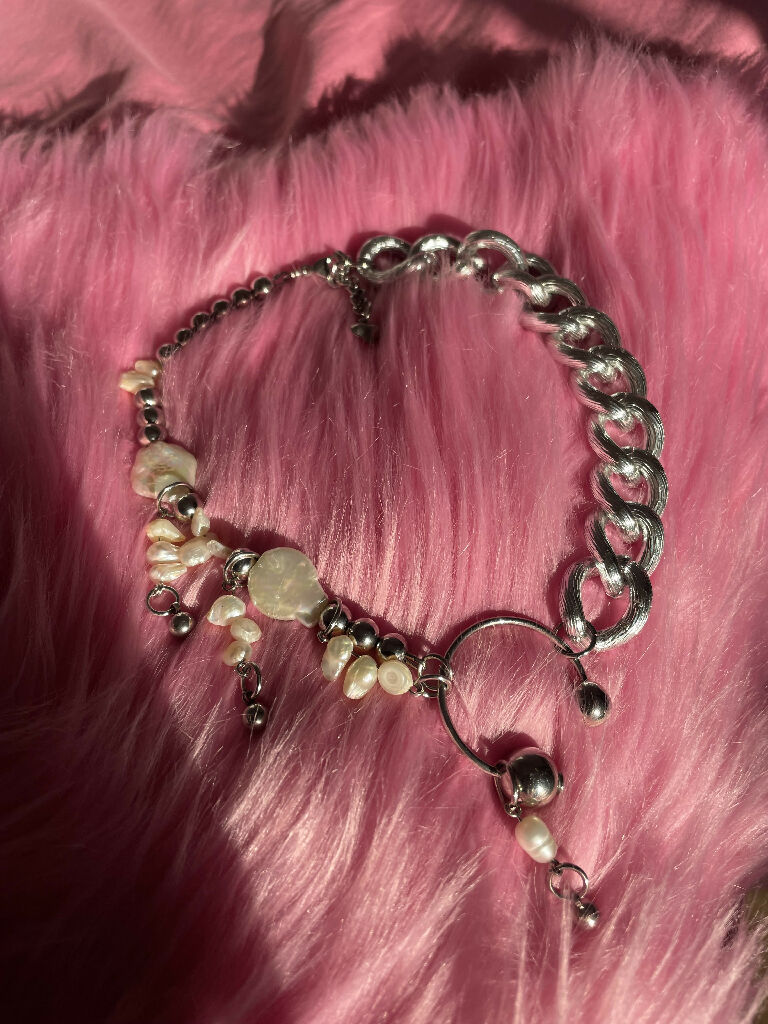 Pierced pearls necklace