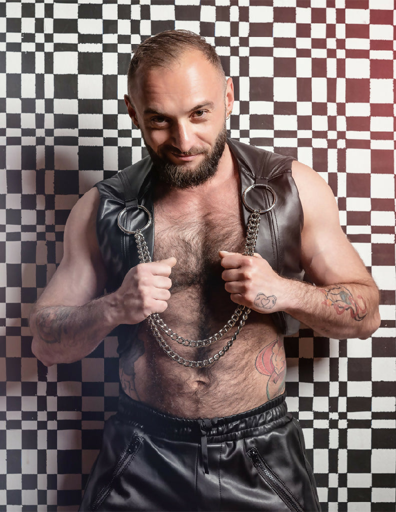 kamizelka_z_ekoskory_skorzana_lancuchy_techno_rave_gay_czarna_lifestyle