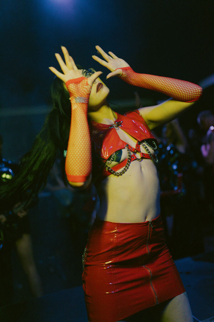 stanik_uprzaz_z_lancuchami_lateksowy_z_lacku_bdsm_fetish_czerwony_lifestyle