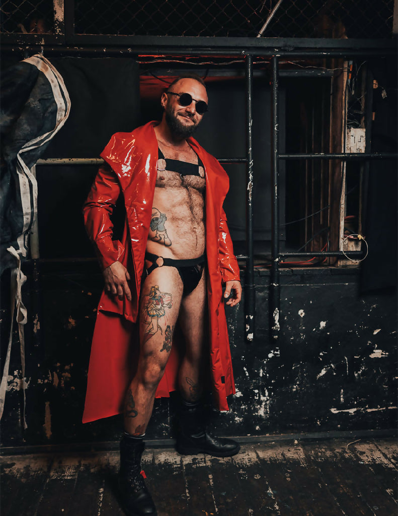 plaszcz_lateksowy_z-lacku_czerwony_matrix_bdsm_lifestyle_1