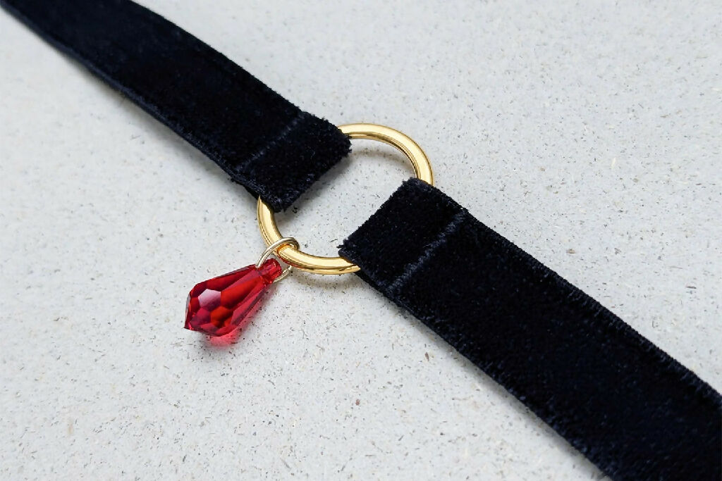 choker-red-crystal-close-up-gold