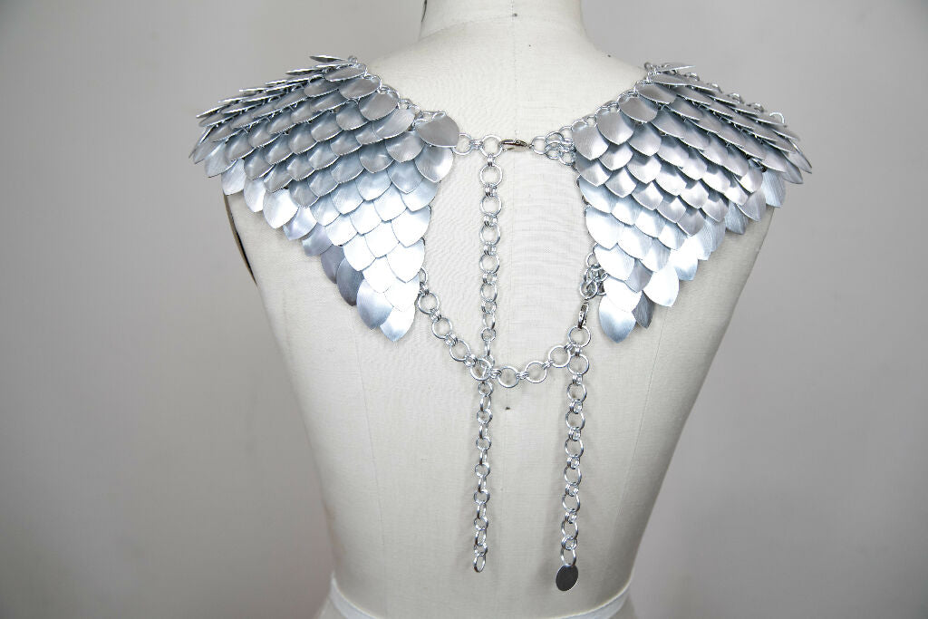 SCALEMAIL V NECK MANTLE COLLAR