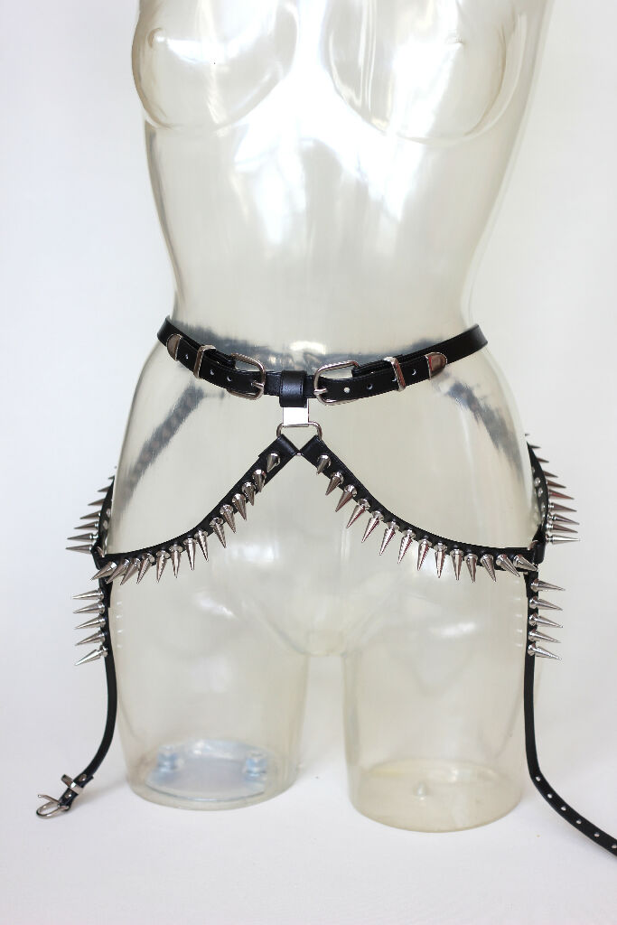 Chest harness with spikes