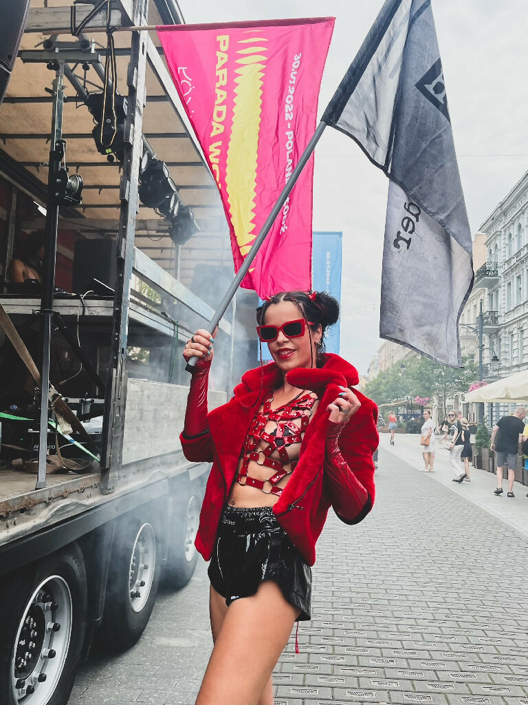 uprzaz_gorsetowa_harness_lateksowa_z_lacku_czerwona_lifestyle_2