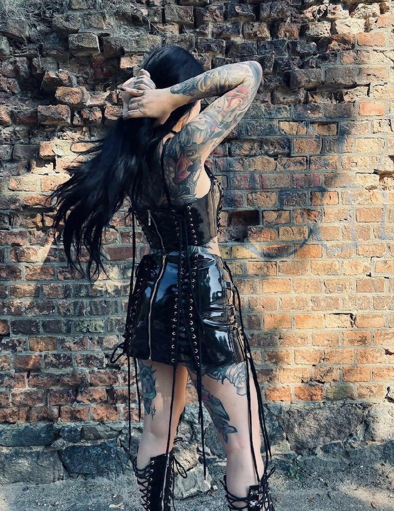 spodnica_mini_sznurowana_gorsetowa_lakierowana_z_lacku_lateks_gothic_goth_cyber_czarna_lifestyle_2