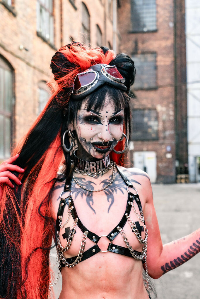 stanik_uprzaz_z_lancuchami_lateksowy_z_lacku_bdsm_fetish_czarny_lifestyle