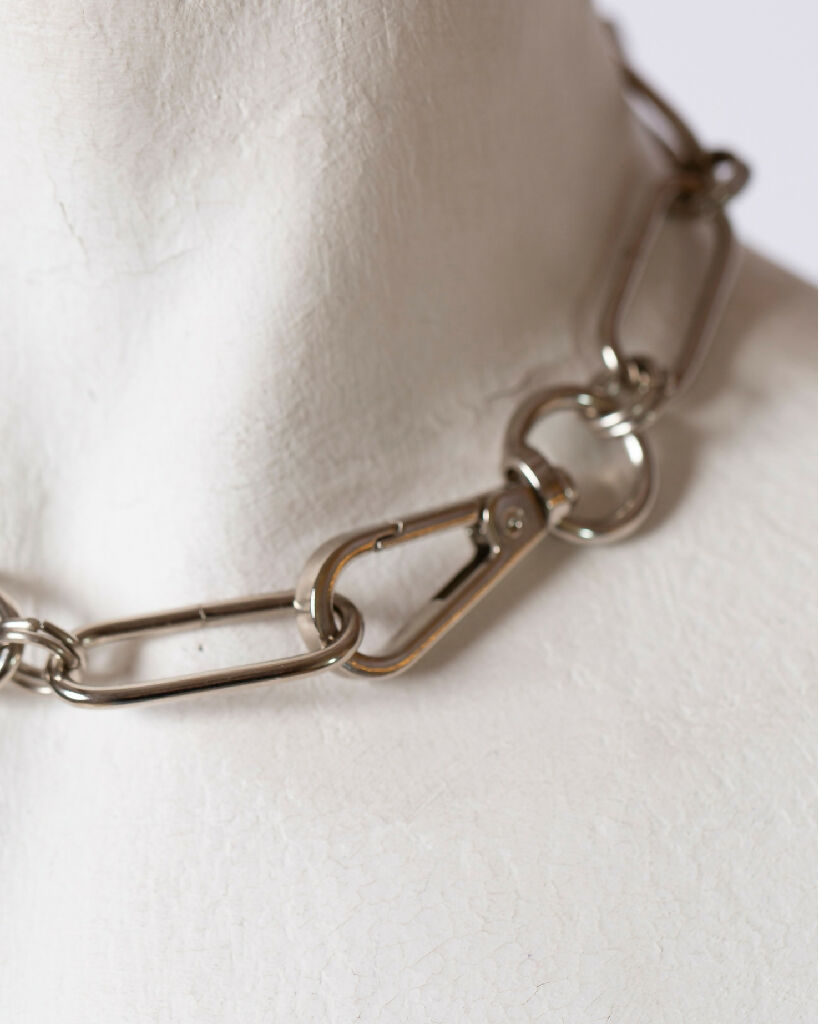 hand-linked-chain-choker-pluto-iona-smith-scott-4x5-closeup