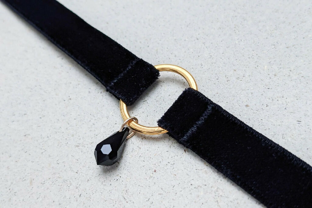 choker-with-black-crystal-gold-close-up