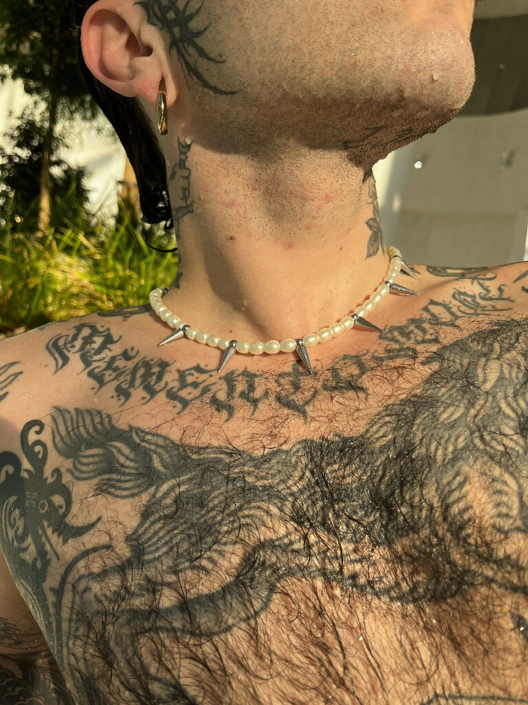 Grunge pearls necklace