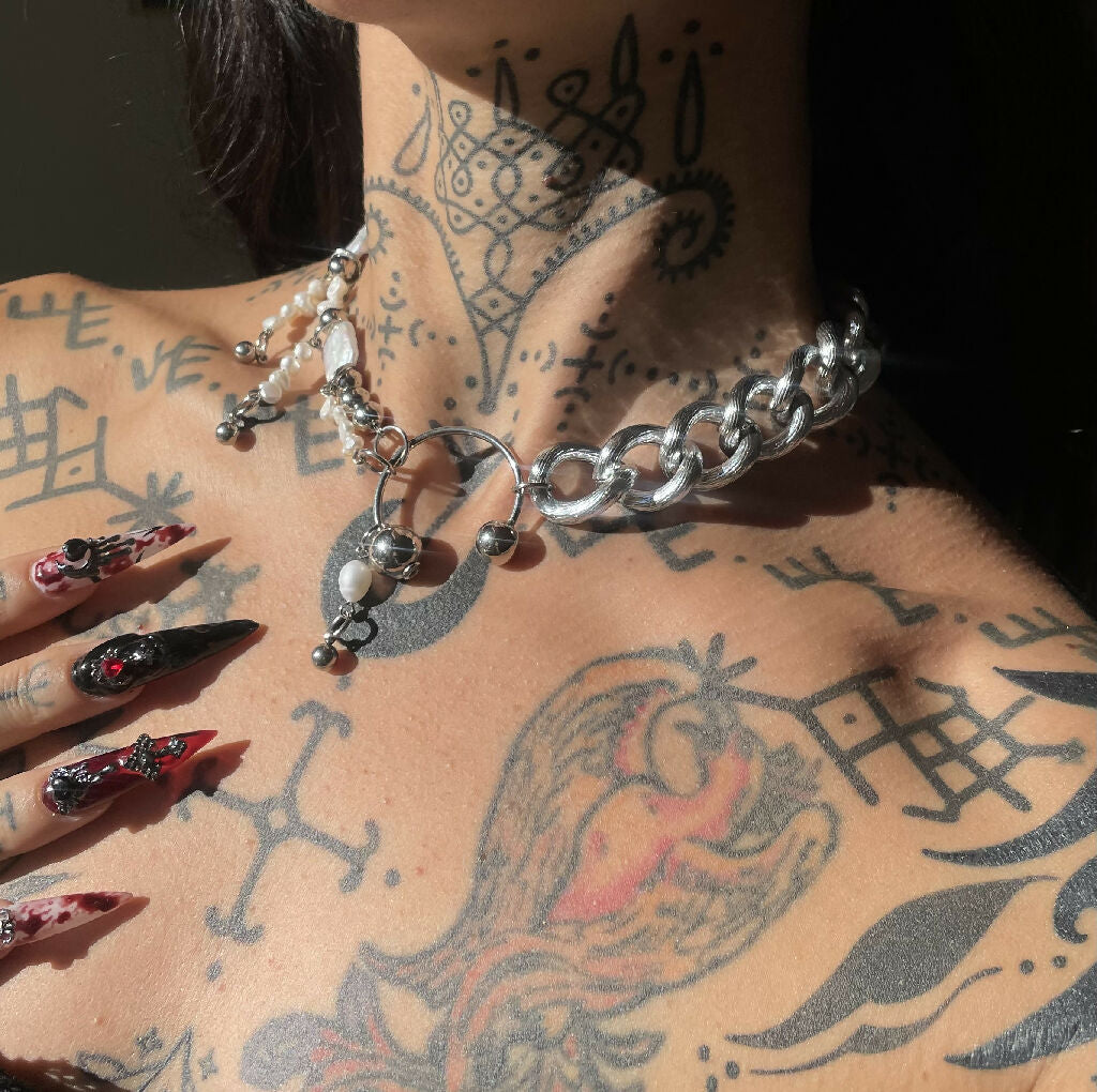 Pierced pearls necklace