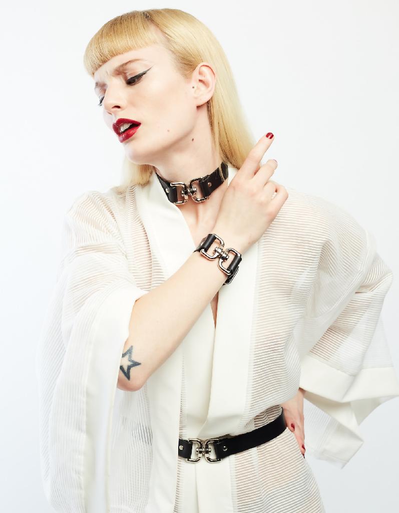 Courtesan_wristband_perlensau_black_leather3 NJAL