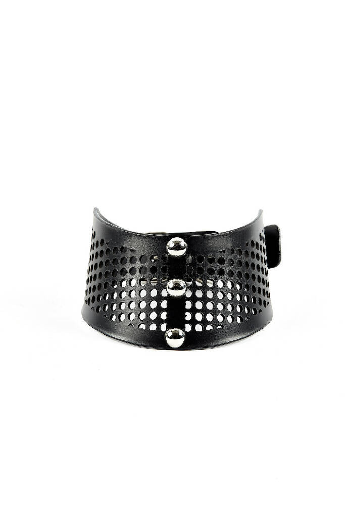 Mysterious choker