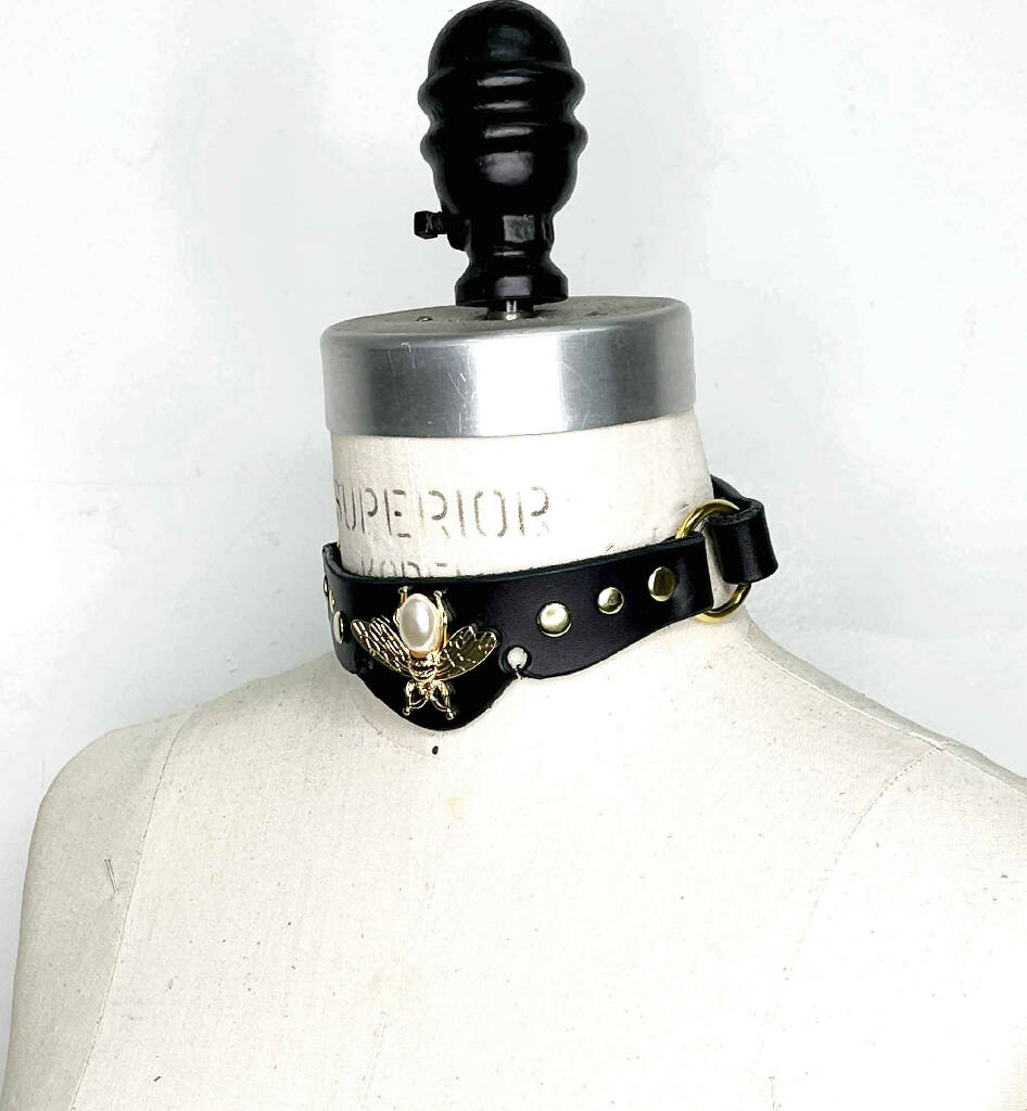 Zephyr Bee Scalloped Leather Collar