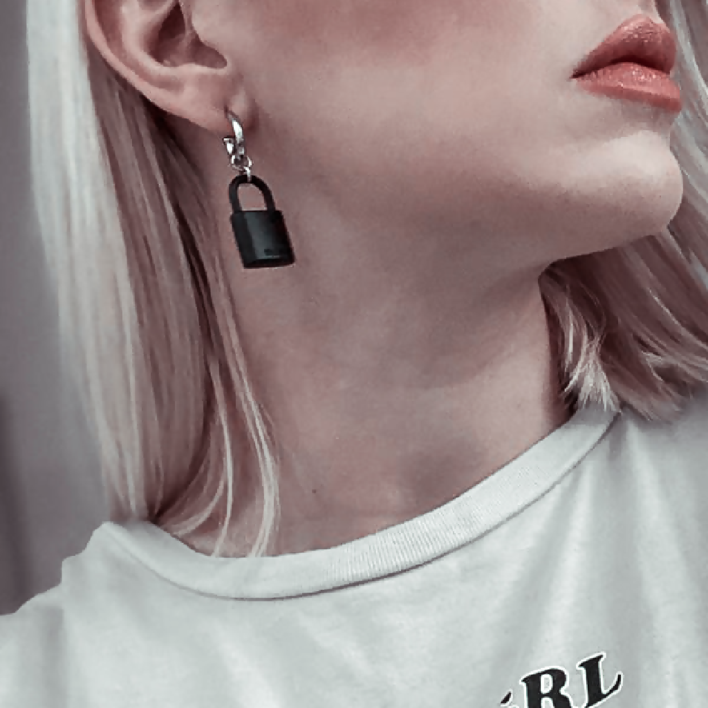 KEY B earring