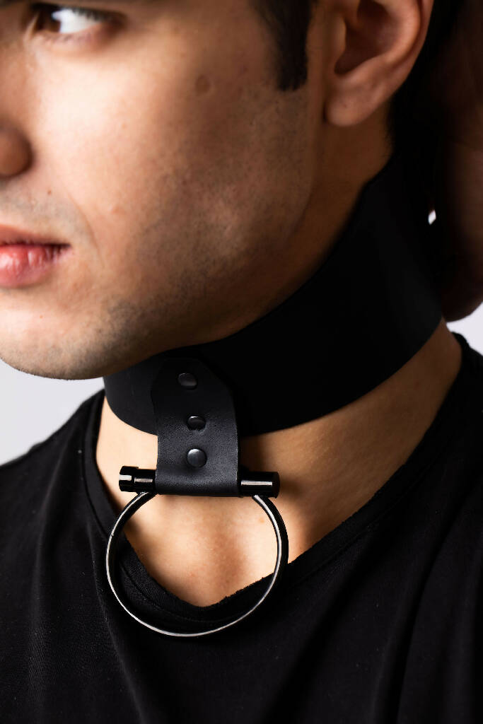 Noir choker