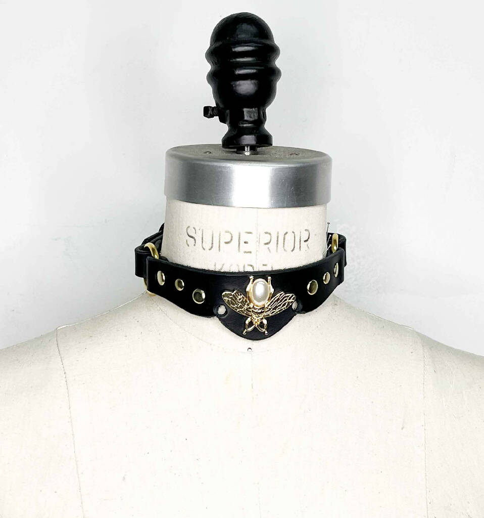 Zephyr Bee Scalloped Leather Collar
